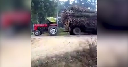 Załadował przyczepę po brzegu i uruchomił ciągnik. To nie mogło skończyć się dobrze