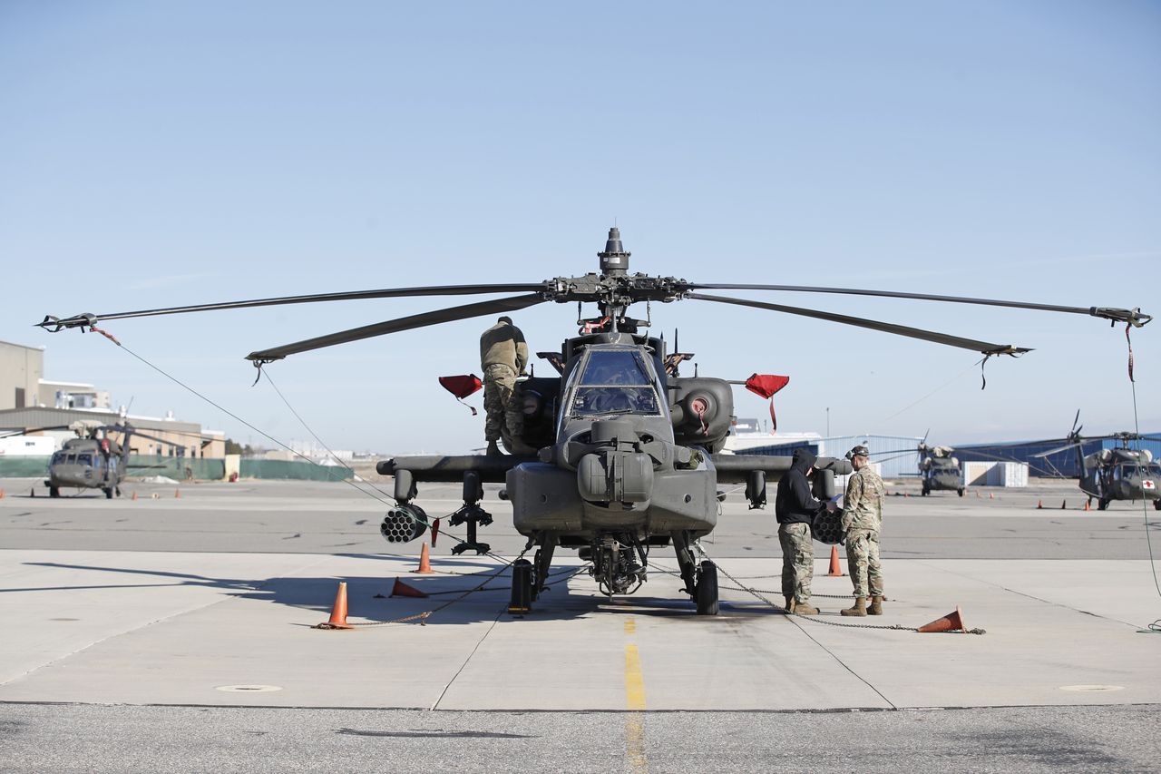 Śmigłowce szturmowe Apache pomagają opanować sytuację na lotnisku w Kabulu