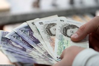 Seria negatywnych danych przygniata funta. Jest najtańszy od 37 lat