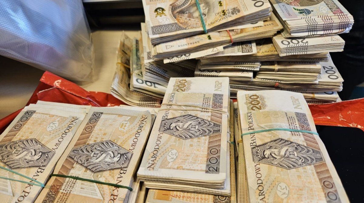 Warszawa: Skuteczna akcja policji. Broń, narkotyki i milion w gotówce