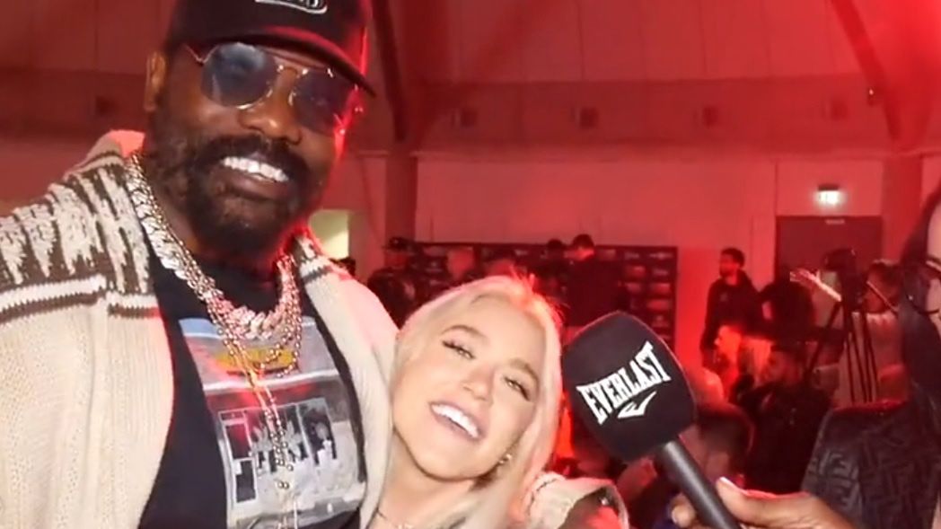 Derek Chisora nawiązał rozmowę z blondynką
