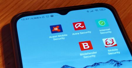 Polacy nie zabezpieczają smartfonów. Większość nawet nie wie, że została zhakowana