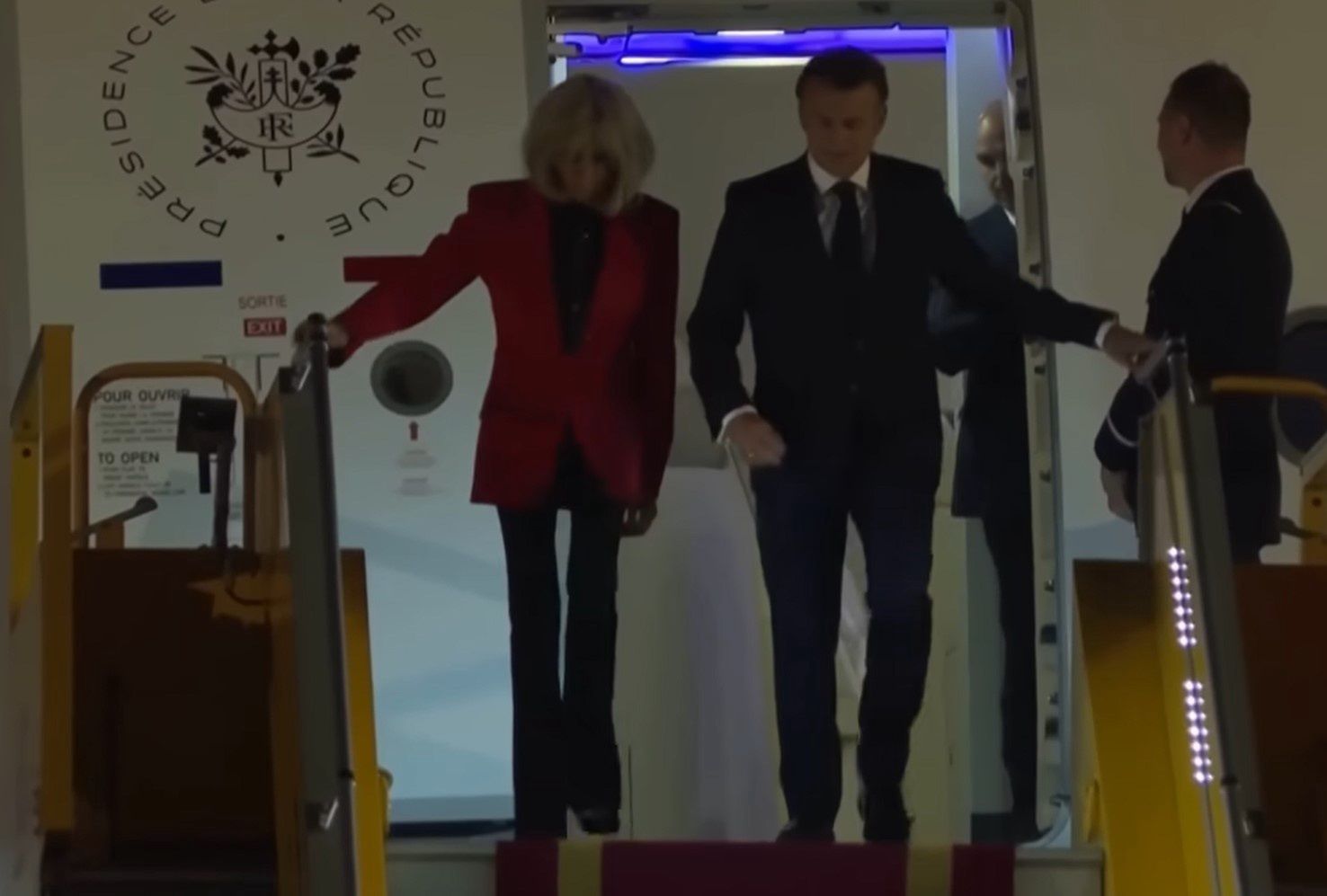 Emmanuel Macron i Brigitte Macron na lotnisku w Hanoi