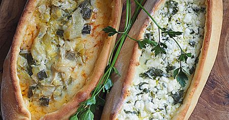 Pide z fetą i szpinakiem, porem i serem pecorino