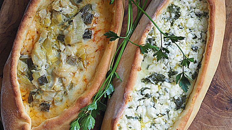 Pide z fetą i szpinakiem, porem i serem pecorino