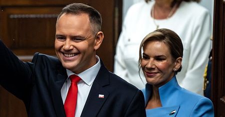 Odsłonięto OFICJALNE PORTRETY pary prezydenckiej. Karol i Marta Nawroccy zapozowali na tle polskich flag