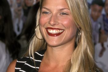 Niedługo kończy 60 lat. Czas się dla niej zatrzymał