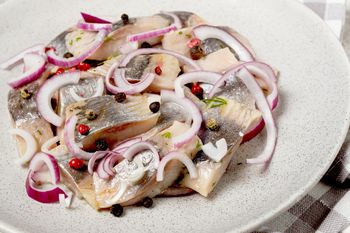 W grudniu zajadamy się nimi na kilogramy. Tak śledzie wpływają na organizm