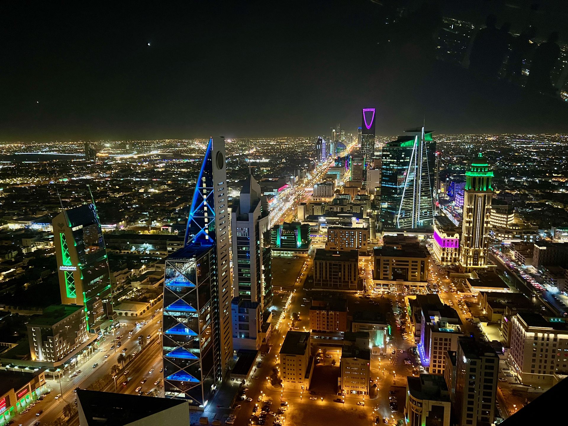 Nocna panorama Rijadu. Jej charakterystycznym elementem jest Kindgom Tower, nazywana otwieraczem do butelek