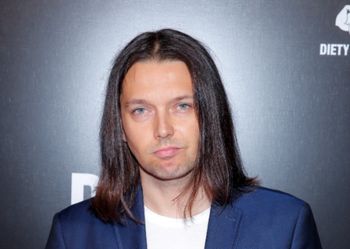 Gabriel Fleszar o graniu na ulicy. Mówi o tym bez krępacji