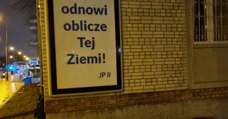 Pojawiły się w całej Polsce. Wiadomo, kto stoi za "papieskimi billboardami"