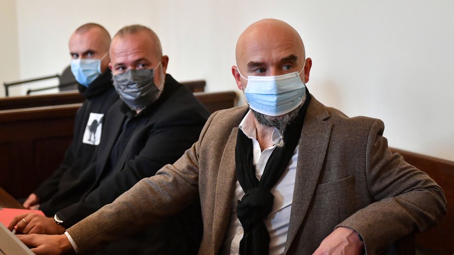 Sprawcy obalenia pomnika ks. Henryka Jankowskiego: Konrad Korzeniowski, Michał Wojcieszczuk i Rafał Suszek