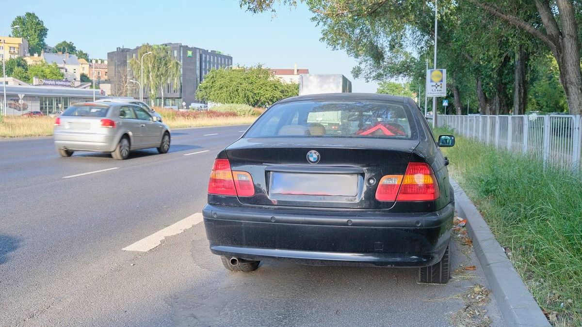 Zaparkowane BMW na al. Solidarności