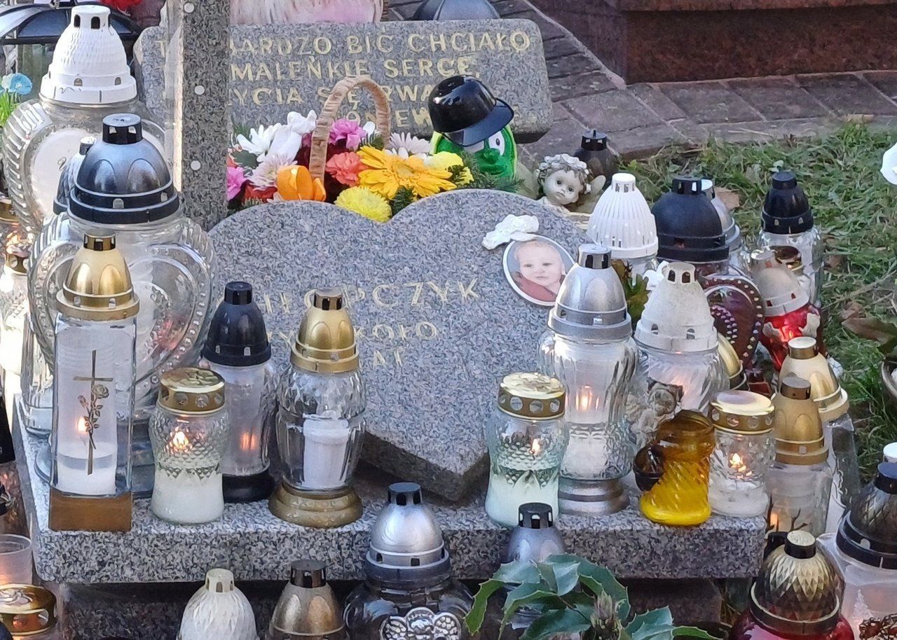Około 2-letni Szymonek został pochowany w Cieszynie. 