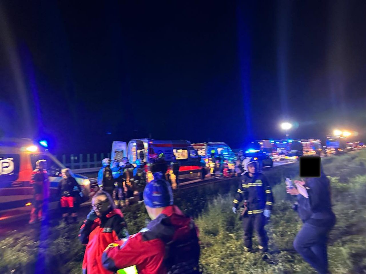 (fot. PSP Jawor) Wypadek autokaru z amerykańskimi żołnierzami 