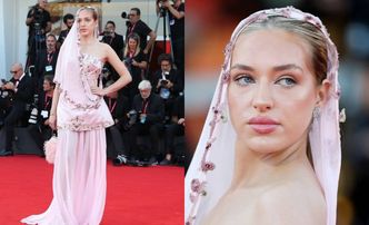Caroline Derpienski w wielowarstwowej kreacji i osobliwym welonie pozuje na Festiwalu Filmowym w Wenecji