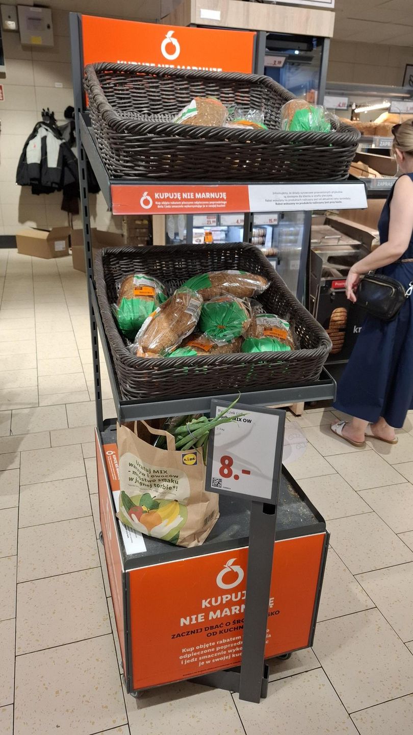 Stoisko z przecenionym pieczywem