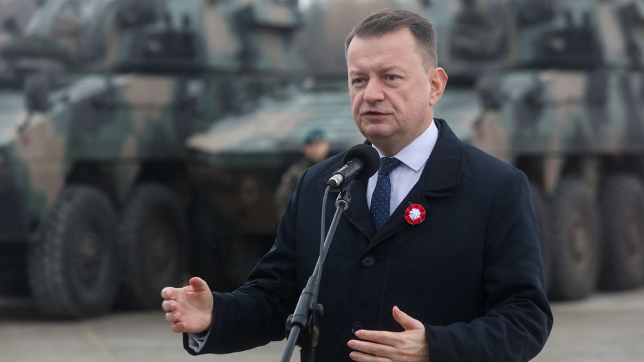 Mariusz B�aszczak
Wojewodzin, 12.11.2023. Minister obrony narodowej Mariusz B�aszczak podczas spotkania z �o�nierzami s�u��cymi w nowo powo�anej Brygadzie Zmotoryzowanej wchodz�cej w sk�ad 1. Dywizji Piechoty Legion�w w Wojewodzinie, 12 bm. (mr) PAP/Artur Reszko
Artur Reszko
1 dywizja piechoty legion�w, brygada zmotoryzowana, minister, nowo powo�ana, obrona, polityk, spotkanie, wojsko, �olnierze, w Wojewodzinie