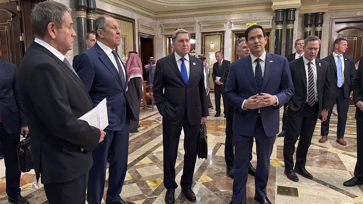 Spotkanie delegacji USA i Rosji w Rijadzie, drugi od lewej Siergiej Ławrow, pierwszy od prawej Marco Rubio