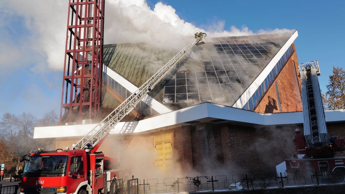 Pożar dachu kościoła przy ul. Kunickiego w Lublinie opanowany.