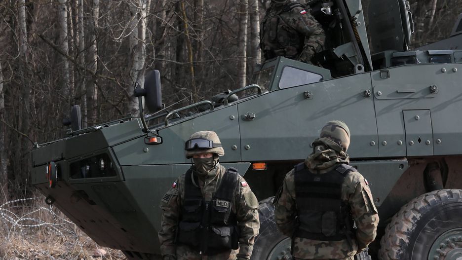 Funkcjonariusze straży granicznej w miejscu budowy zapory przy polsko-białoruskiej granicy