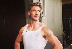 Mikołaj Roznerski na siłowni. Chwali się mięśniami