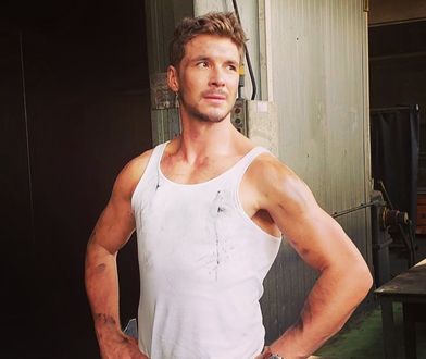 Mikołaj Roznerski na siłowni. Chwali się mięśniami