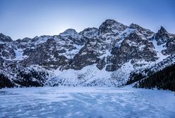 Morskie Oko. Turyści wchodzą na zamarzniętą taflę. "Sami się proszą o kłopoty"