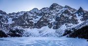 Morskie Oko. Turyści wchodzą na zamarzniętą taflę. "Sami się proszą o kłopoty"