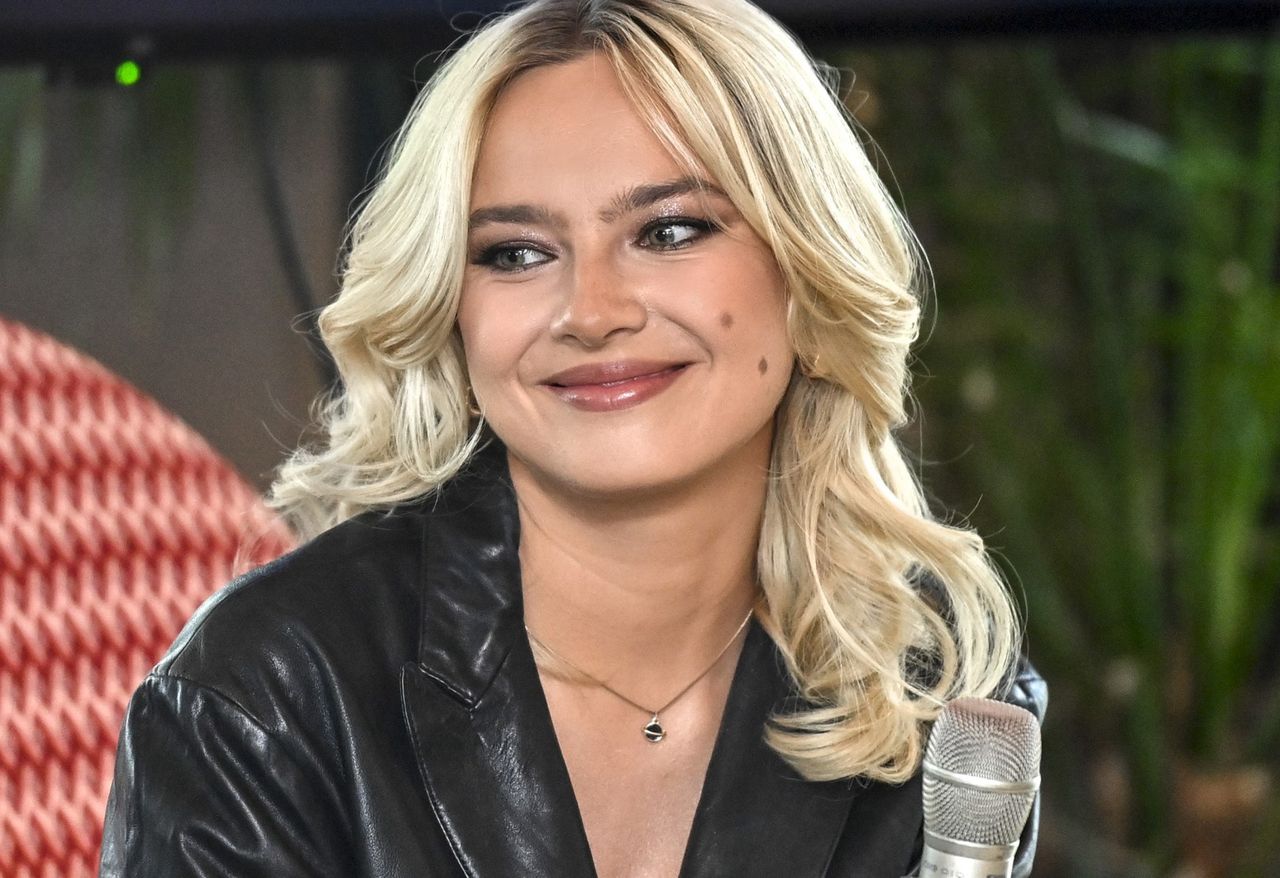Wskoczyła w "nagą" sukienkę. W takiej odsłonie stanęła na scenie