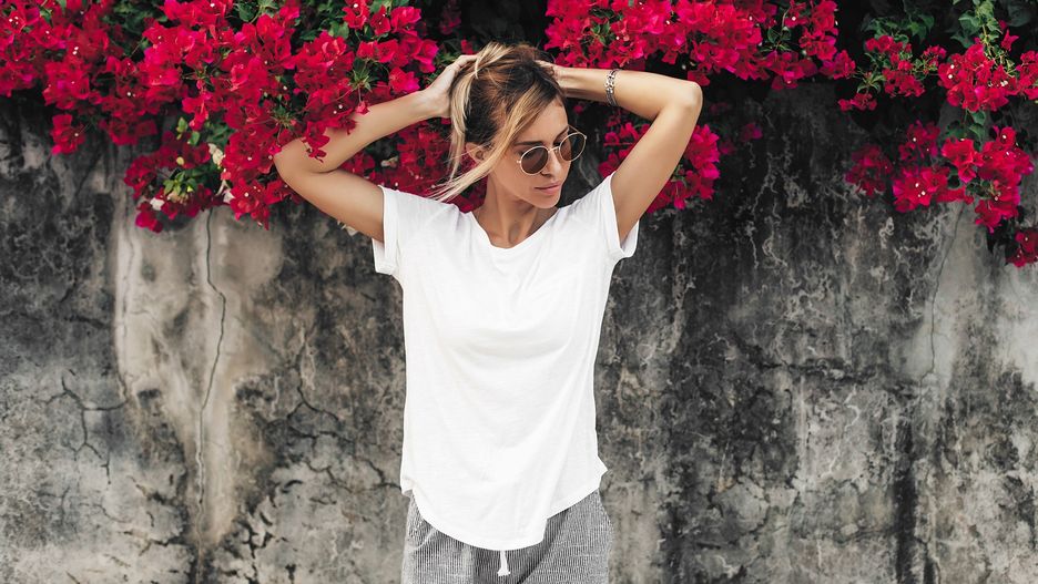 T-shirt damski można wystylizować na wiele sposobów.