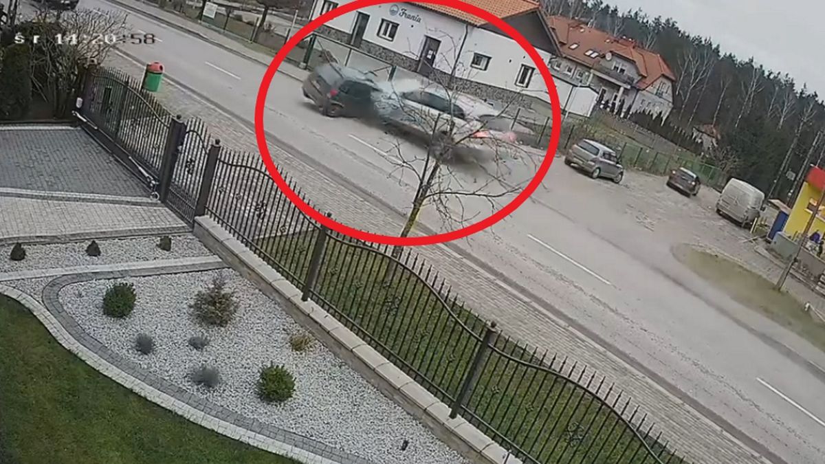 Rozpędzony kierowca SUVa dosłownie wbił się w Opla Corsę. 