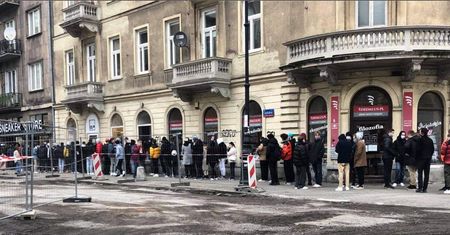 Stoją w kolejce, by zapisać się "na buty". Ten widok w Warszawie budził zaciekawienie przechodniów