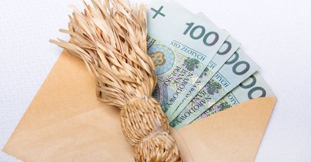 To nie żart. Ksiądz liczy już 6 tys. zł