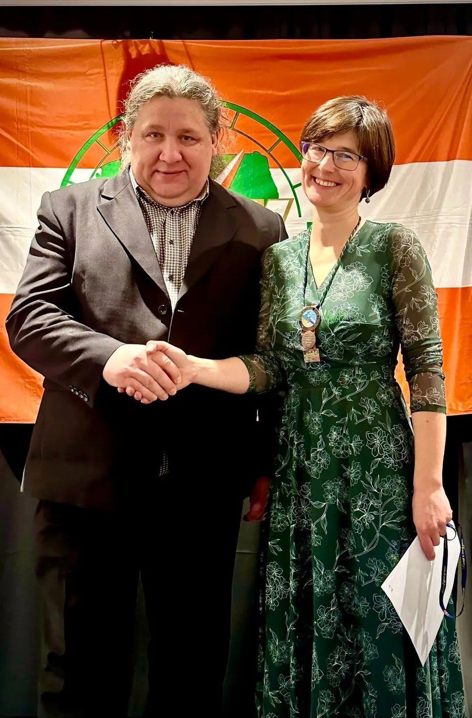 Nowa prezes koneckiego oddziału PTTK, Magdalena Weber dziękuje dotychczasowemu prezesowi Krzysztofowi Wiatrowi