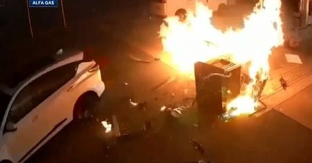 Wjechała w dystrybutor na stacji benzynowej. Doszło do eksplozji