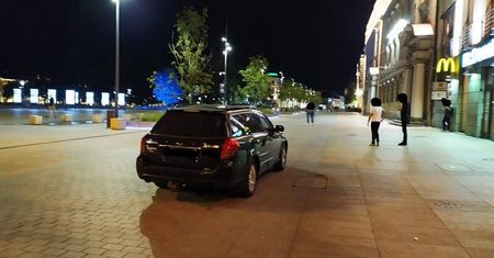 Wjechał i zaparkował auto na pl. Litewskim. Teraz musi liczyć się z konsekwencjami