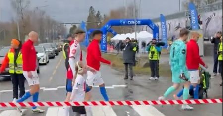 Zamykają ulicę, bo idą piłkarze. Jedyny taki stadion na świecie