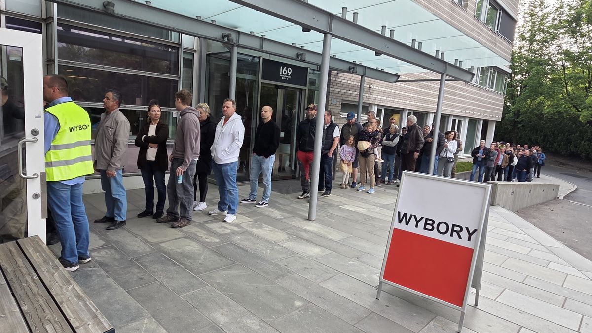 Kolejka do lokalu wyborczego w konsulacie RP w Oslo

