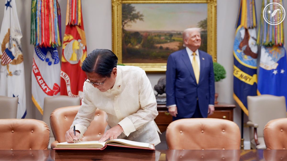 WASHINGTON D.C., UNITED STATES - JULY 22: (----EDITORIAL USE ONLY - MANDATORY CREDIT - 'PHILIPPINE PRESDENTIAL COMMUNICATION OFFICE/ HANDOUT' - NO MARKETING NO ADVERTISING CAMPAIGNS - DISTRIBUTED AS A SERVICE TO CLIENTS----) Philippine President Ferdinand Marcos signs on the guestbook before meeting with United States President Donald Trump at the White House on July 22 , 2025, in Washington DC, United States. During the meeting, the two leaders touch on issues around tariff, military cooperation and other trade and economic matters. (Photo by Philippine Presidential Com. Office/Anadolu via Getty Images)