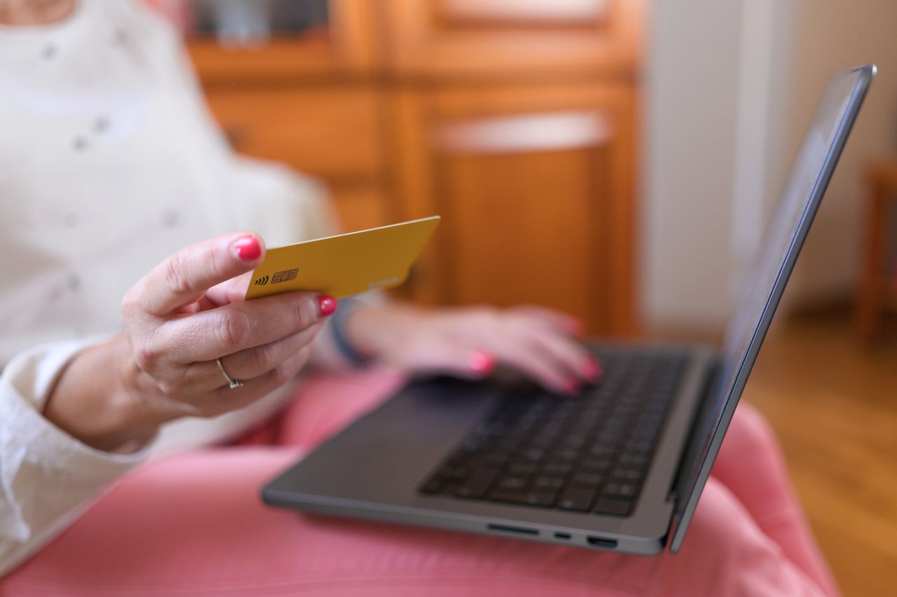 Legnica: Starsza pani zakochała się w poznanym przez internet "Amerykaninie", straciła oszczędności życia