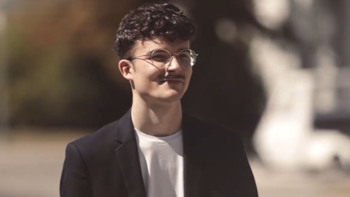 Maksymilian Zdybicki grał w "Klanie". Teraz będzie prezentował pogodę w TVP Info.