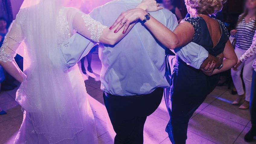 Pan młody nie przyszedł na ślub. Panna młoda poślubiła jednego z gości