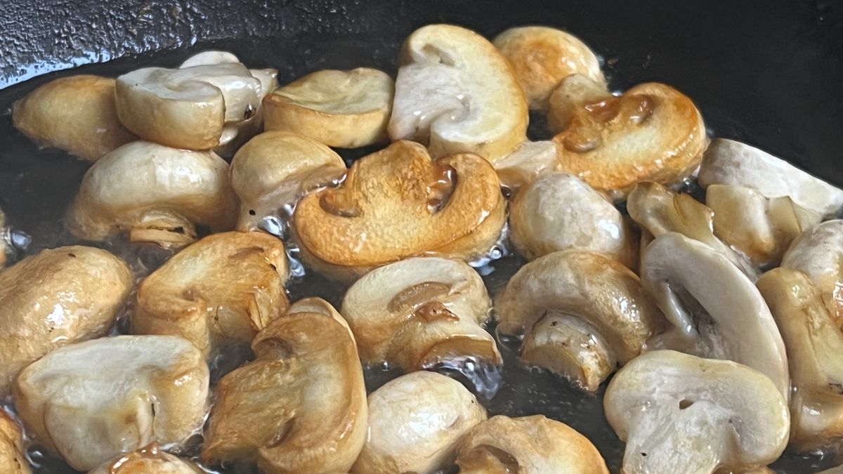 Trik na białe pieczarki podczas smażenia