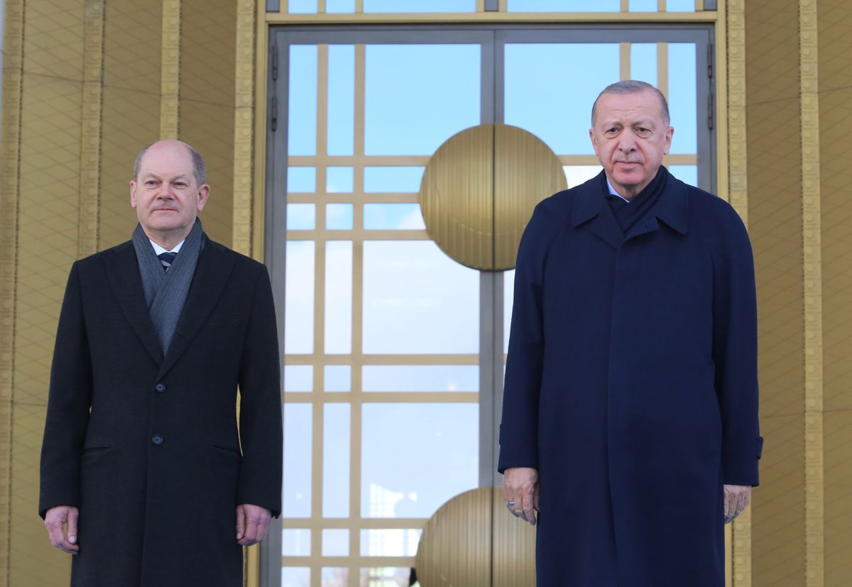 Po lewej kanclerz Niemiec Olaf Scholz. Po prawej prezydent Turcji Recep Tayyip Erdogan.