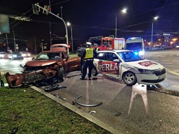 Lublin: Wjechał na czerwonym. Na rondzie doprowadził do zderzenie z lexusem