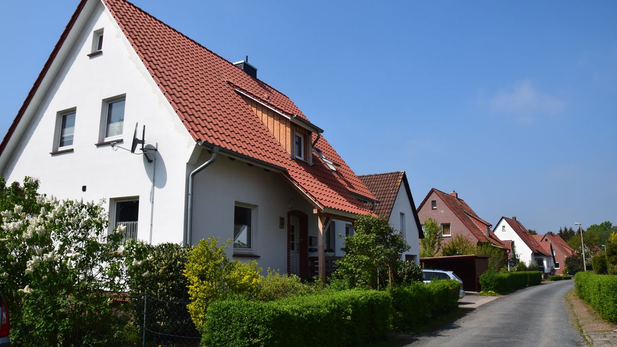 haus, architektur, bauwerk, zuhause, dach, alt, himmel, backstein, dorf, stadt, anlagen, fenster, historisch, blau, strasse, besitztum, äusseres, nachkriegszeit, siedlerhaus, bescheidenes haus, funktionale architektur, wohneigentum, kleines haus, hecke, vorgarten, nachbarschaft, ruhige lage, bürgerlich, kleinbürgerlich, schaumburg, stadthagen, siedlung, blauer himmel, heile welt, gepglegter garten, satteldach, asphalt