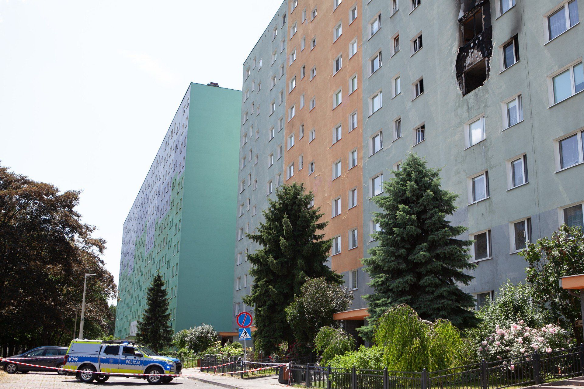 Wejścia do klatki gdzie wybuchł pożar cały czas strzeże policja