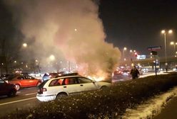 Pożar samochodu przy rondzie Zesłańców Syberyjskich. "Nagle zaczął płonąć silnik"
