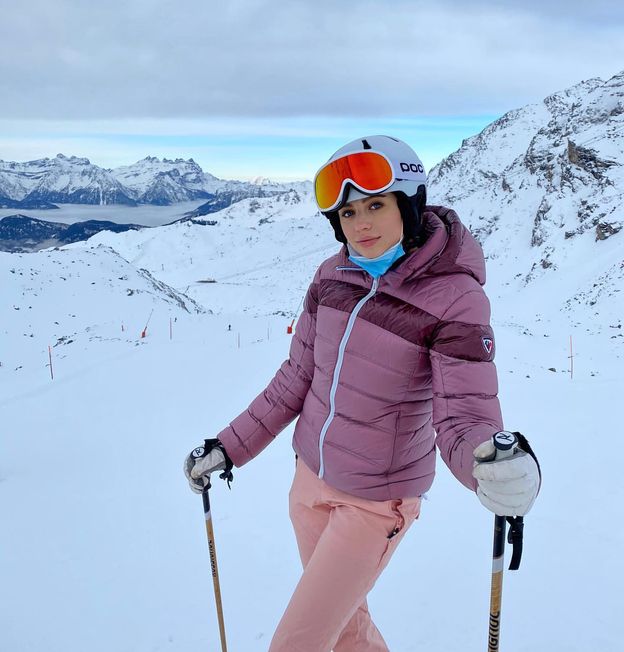 Oliwia Bieniuk zapozowała na tle włoskich gór. Internautka porównała jej brwi do KRZAKÓW. Młoda celebrytka ODPOWIEDZIAŁA (FOTO)